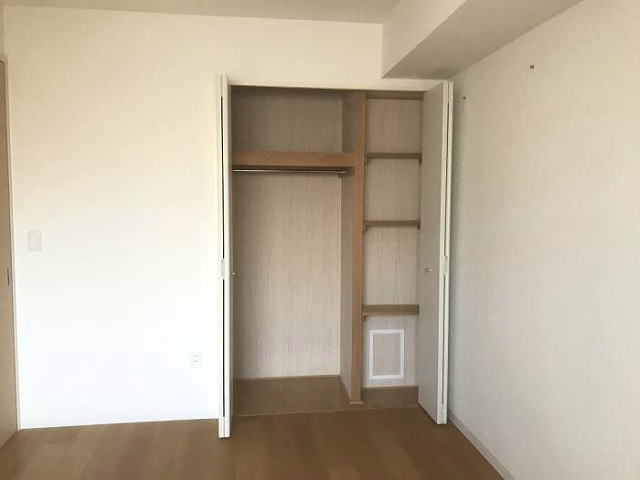 【UR賃貸】アルビス緑丘−洋室の収納